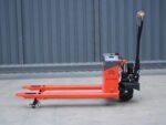 Economical fully electric pallet jack with small wheels - Image 2