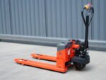 Economical fully electric pallet jack with small wheels - Image 4