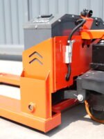 Economical fully electric pallet jack with small wheels - Image 5