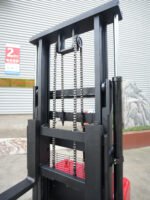 2.5-ton stacker - Image 2